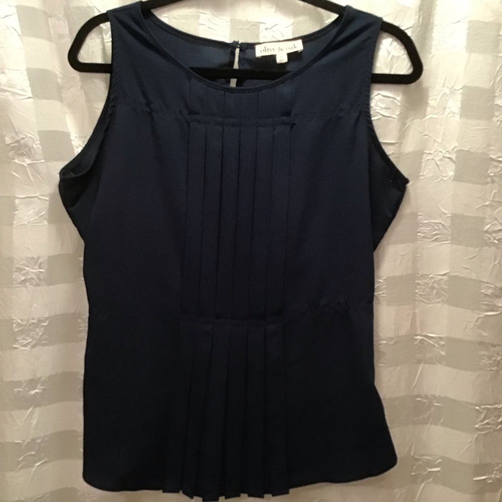 Olive & Oak Navy Pleated Front Key Hole Back Top